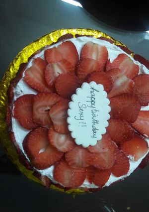 A picture of Strawberry and biscuit Cake.