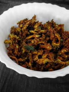 பாகற்காய் சிப்ஸ்(bittergourd chips recipe in tamil) செய்முறை முக்கிய புகைப்படம்