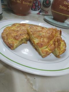 Una foto de Tortilla de patatas con cebolla y pimiento verde