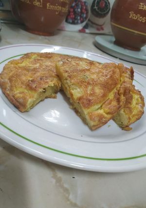 Una foto de Tortilla de patatas con cebolla y pimiento verde