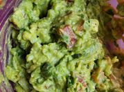 Una foto de guacamole con limon