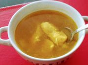 Una foto de sopa de pollo