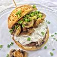 Hamburguesa con salsa cremosa de queso azul y champiñones