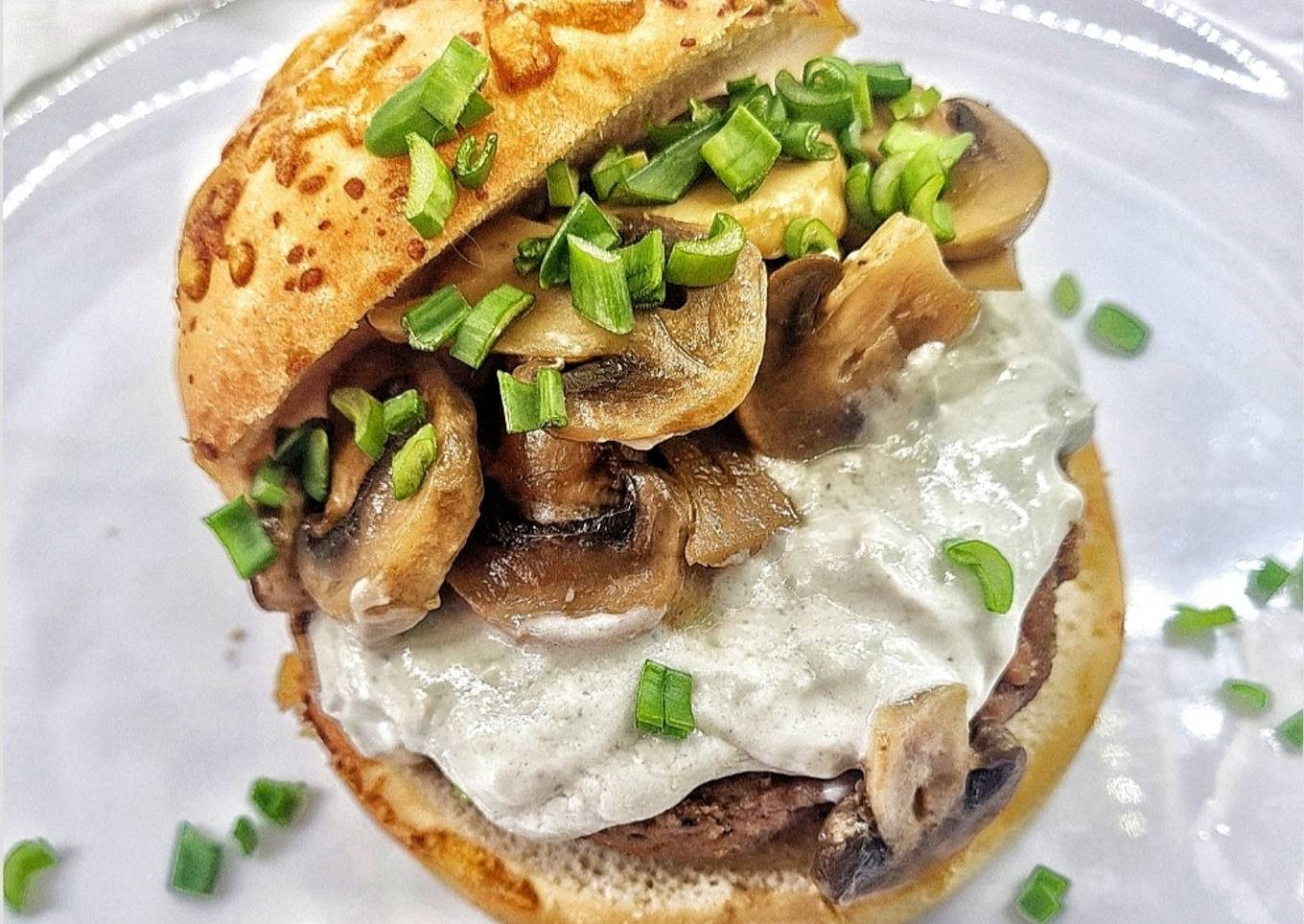 Hamburguesa con salsa cremosa de queso azul y champiñones