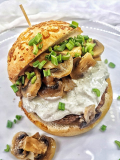Foto principal de Hamburguesa con salsa cremosa de queso azul y champiñones