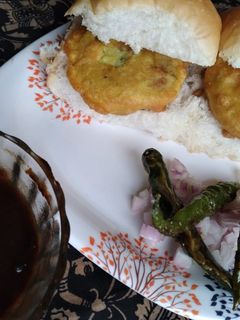 खांदेशी वडा पाव (vada pav recipe in marathi) रेसिपी चे मुख्य फोटो
