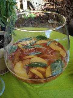 Una foto de Bowl de Vino Rosé, Durazno y Albahaca