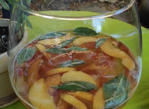 Una foto de Bowl de Vino Rosé, Durazno y Albahaca