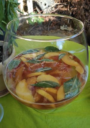Una foto de Bowl de Vino Rosé, Durazno y Albahaca