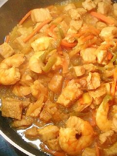 Una foto de Cerdo y langostinos con verduras