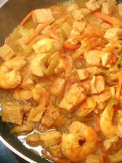 Una foto de Cerdo y langostinos con verduras
