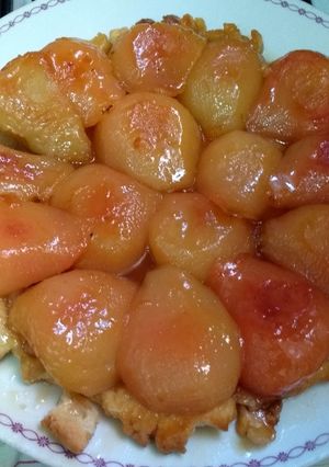 Una foto de Torta invertida de peras