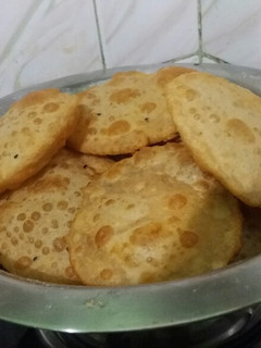 अजवायन कचौरी और प्याज आलू की सब्जी (Ajwain kachori aur pyaz aloo ki sabzi recipe in hindi) रेसिपी मुख्य फोटो