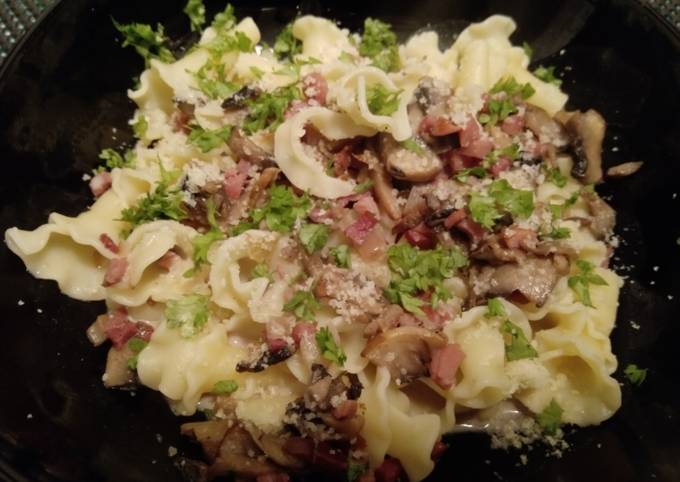 Pasta mit Pilz-Speck-Sauce