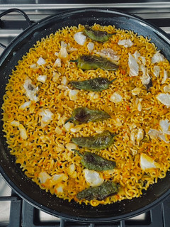 Una foto de Fideuá de bacalao con pimientos de padrón