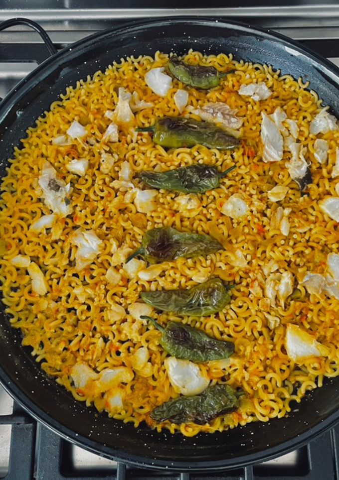 Una foto de Fideuá de bacalao con pimientos de padrón