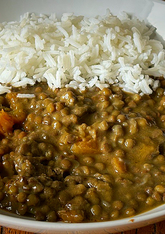 Una foto de Curry rojo de lentejas con calabaza