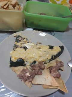 Una foto de Chiles rellenos de crema de elote