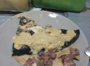 Una foto de Chiles rellenos de crema de elote