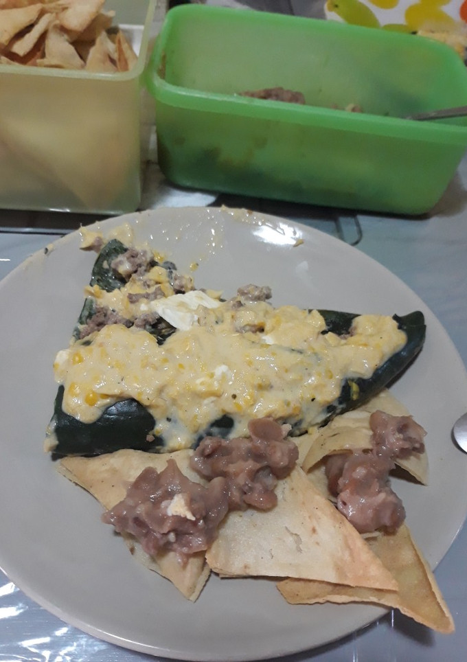 Una foto de Chiles rellenos de crema de elote