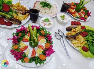 صورة لوصفة سمك مقلي وصوص للتغميسه وبطاطه