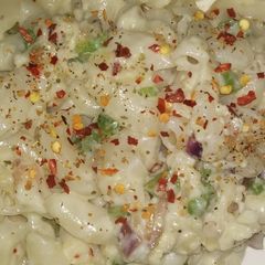 A picture of White sauce pasta.
