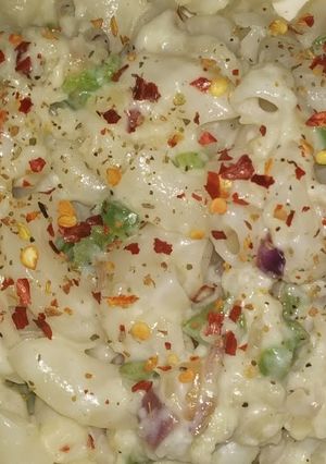 A picture of White sauce pasta.