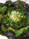 Laitue rougette aux petits oignons blancs et herbes aromatiques