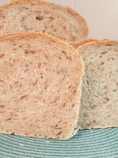 Una foto de Pan de molde integral con copos de cereales
