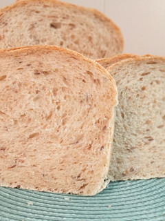 Una foto de Pan de molde integral con copos de cereales