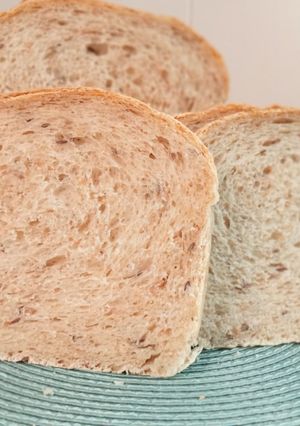 Foto principal de Pan de molde integral con copos de cereales