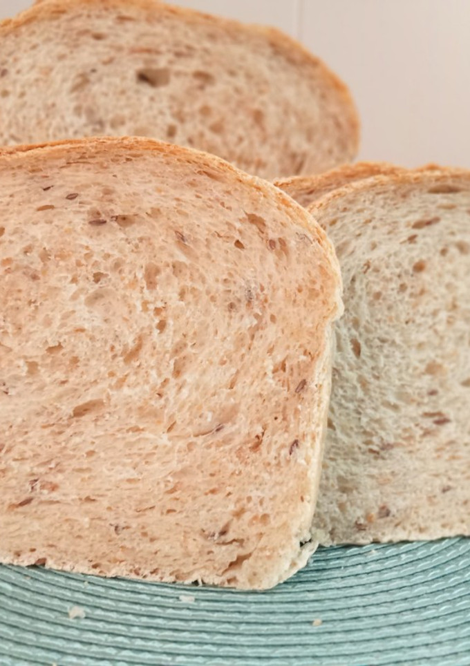 Una foto de Pan de molde integral con copos de cereales