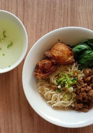 A picture of Egg Noodle With Chicken Pork Chunk And Fried Shrimp Dumplings.