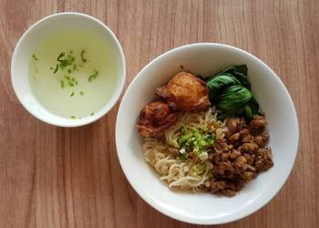New Recipe Egg Noodle With Chicken Pork Chunk And Fried Shrimp Dumplings Yummy New Recipe Egg Noodle With Chicken Pork Chunk And Fried Shrimp Dumplings Yummy