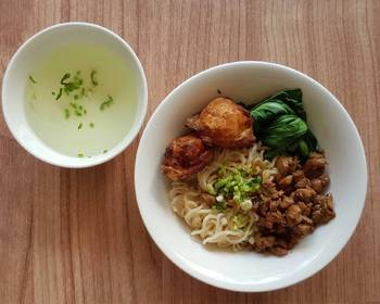 Easy Fast Cooking Egg Noodle With Chicken Pork Chunk And Fried Shrimp Dumplings Restaurant Style