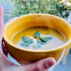 Crockpot: Pumpkin soup with saffron and orange A picture of Crockpot: Pumpkin soup with saffron and orange.