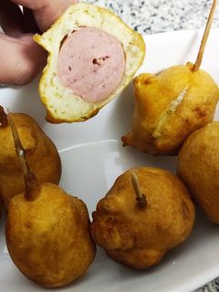 Una foto de Mini salchichas "corn dogs"