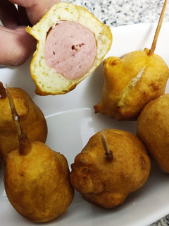 Una foto de Mini salchichas "corn dogs"