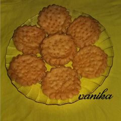 A picture of Masala mathri.