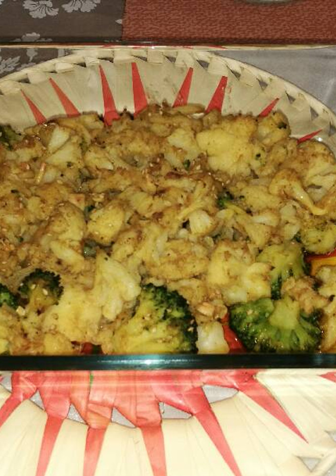 Una foto de Coliflor y brócoli aromatizado con especias al horno