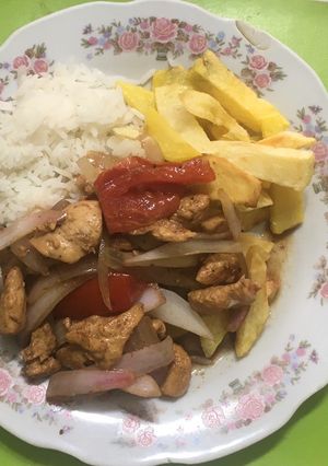 Una foto de Saltado de pollo ☺️