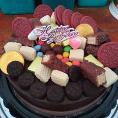 A picture of Puding ultah chocolatos.