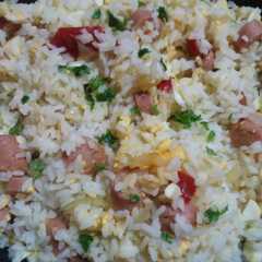 A picture of Arroz con salchicha, cebolla, morrón y huevo 💗.