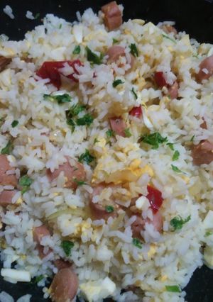 Una foto de Arroz con salchicha, cebolla, morrón y huevo 💗