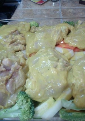 Una foto de Pollo con verduras al horno