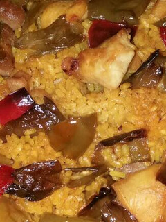 Una foto de Arroz com pimientos, pollo y longaniza