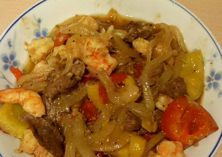 Daging sapi dan udang tumis bawang bombay