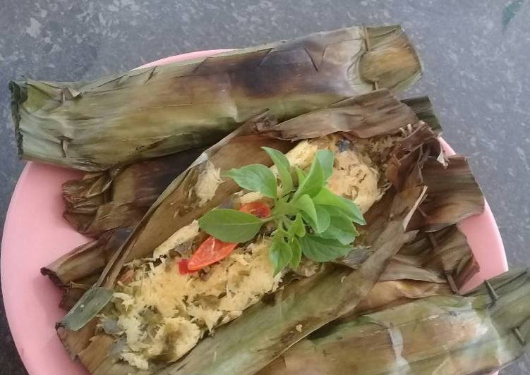 Pepes ikan asin daun sinom (daun asam muda)