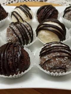 A picture of Cream cheese balls.