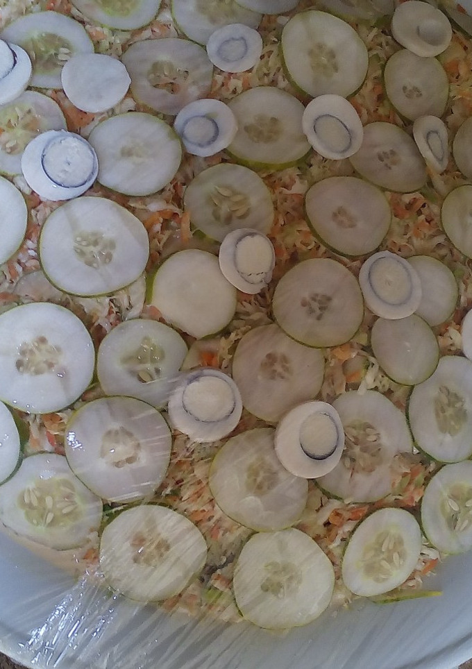 A picture of Colselow (cabbage salad).
